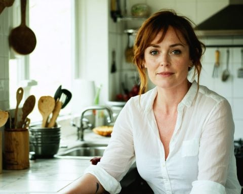 The Toast-Centric Survival Strategy of Keeley Hawes: Why the Actress Embraces Simplicity in the Kitchen